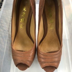 L.A.M.B high heel shoes size61/2M